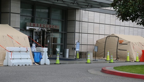 Nemocnice v Los Angeles postavila stany na rychlé testování pro lidi nakažené...
