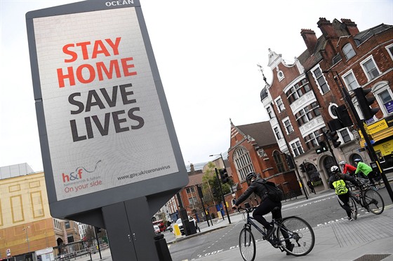 Pouliční reklamní tabule vyzývá Brity, aby se chránili před koronavirem. Mají...