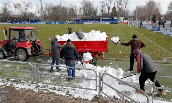 Poadatelé odklízejí sníh ped zápasem bloruské ligy mezi Slutskem a Slavií...