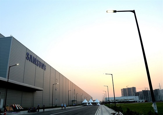 Továrna Samsungu na mobily ve městě Noida v Indii