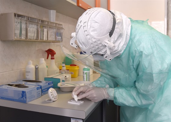 Laborantka ve zlínské nemocnici T. Bati testuje vzorek na přítomnost nového typu koronaviru.