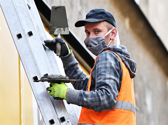 emeslník opravuje fasádu na Masarykov ulici v Brn. (27. bezna 2020)