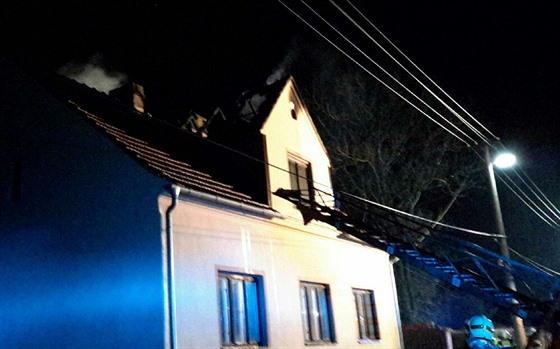 V Šumné na Znojemsku likvidovali hasiči požár střechy rodinného domu.