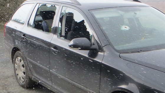 Muž mu velkým kladivem rozbil okna na autě.