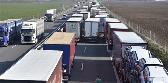 Na dálnici D2 u Břeclavi směrem na hraniční přechod se Slovenskem čekají řidiči...