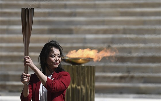 Bývalá japonská plavkyně Imoto Naoková převzala pochodeň s olympijským ohněm.