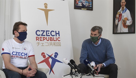 Předseda Českého olympijského výboru Jiří Kejval (vpravo) a sportovní ředitel...