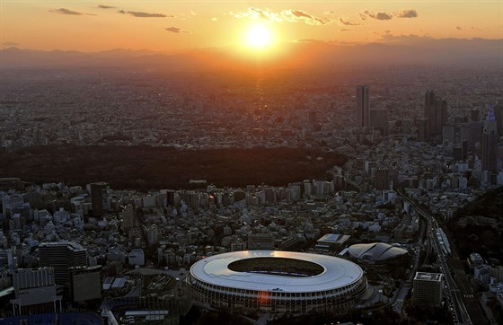 Zapadající slunce nad Olympijským stadione v Tokiu, kde by mly být v ervenci 2021 zahájeny hry.