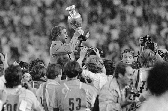 Michel Hidalgo s trofejí pro fotbalové mistry Evropy 1984