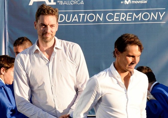 Slavní panltí sportovci Pau Gasol (vlevo) a Rafael Nadal bojují spolen...