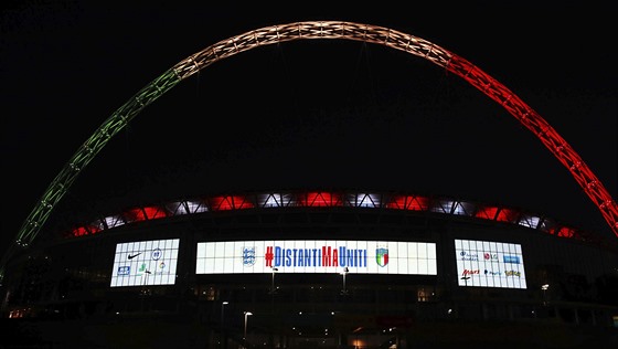 Oblouk nad stadionem Wembley v Londýn záí barvami italské trikolóry....