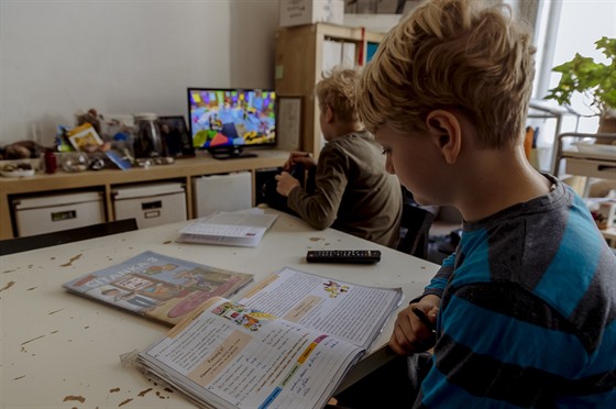 Děti se mohou učit pomocí programu České televize UčíTelka.
