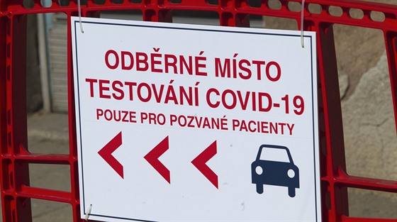 Fakultní nemocnice v Plzni spoítala covidové ztráty. Od stedy opt otevela mobilní odbrové místo pro testování. 