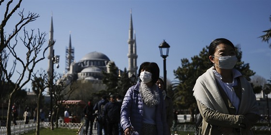 Turisté s ochrannými maskami ped Modrou meitou v Istanbulu (21. bezna 2020)