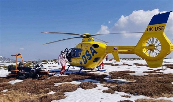 Posádka letecké záchranné sluby Hradec Králové zachraovala mladého skialpinistu ve Velké Studniní jám v Krkonoích. (28. bezna 2020).