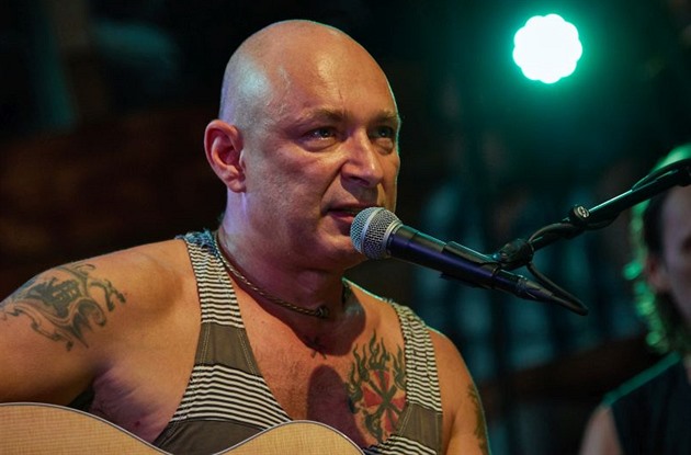 Daniel Landa akusticky. Rádio Impuls odvysílá zpěvákův komorní koncert