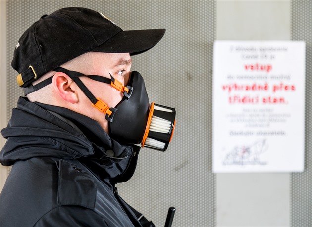 Česko šije roušky, ale vyrábí i špičkové masky pro americkou armádu
