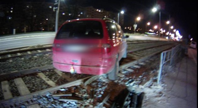 Opilý idi vjel autem na tramvajovou tra. Od vozu pak odeel. 