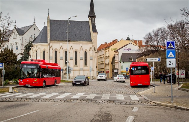 Do centra se provoz MHD vrátil, zají�d�jí tam malé elektrické autobusy. Na...