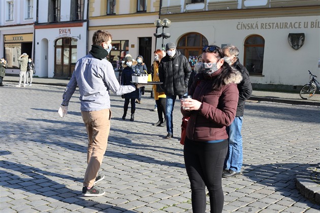 Lékai dv hodiny postávali na Perntýnském námstí, dostali aj z místní...