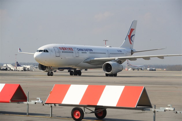 Okenní clony v letadle nechte zatažené, varuje Čína. Prý jde o bezpečnost