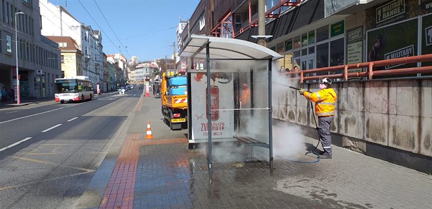 Natlakovanou párou se v tchto dnech istí zastávky MHD v Ústí nad Labem,...