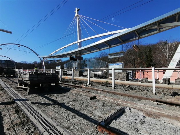 Probíhá rekonstrukce a modernizace tramvajové trat na úseku Smíchovské nádraí - Lihovar, Hluboepy - Geologická a ve smyce sídlit Barrandov ve s manelem peliv sledujeme. Zastávka SAD Smíchov úpln zmizela a neobsluhuje jí ani autobus náhradní do