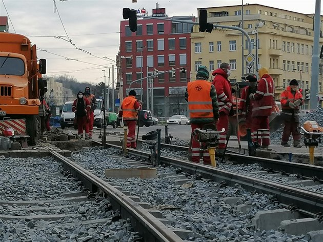 Do Sokolovské ulice na úsek poliklinika Vysoany - nádraí Vysoany - Vysoanská /pitalská se od 4. dubna 2020 vrátí provoz tramvají. Nyní u jsou poloené nové koleje staí jen upravit vozovku betonem vybudovat tramvajový ostrvek. Urit se podíváme p