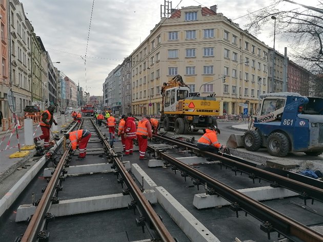 Do Sokolovské ulice na úsek poliklinika Vysoany - nádraí Vysoany - Vysoanská /pitalská se od 4. dubna 2020 vrátí provoz tramvají. Nyní u jsou poloené nové koleje staí jen upravit vozovku betonem vybudovat tramvajový ostrvek. Urit se podíváme p