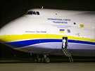 Letoun An-124 Ruslan na letiti v Pardubicích, kam z íny pivezl dalí...