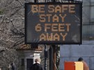 Upozornní na ulici v New Yorku, aby lidé kvli nákaze koronavirem zachovávali...