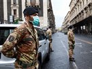 Vojáci střeží ulice italské Katánie. (21. března 2020)