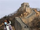 Žena s rouškou u Velké čínské zdi. (24. března 2020)