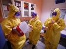 Praktičí lékaři v ochranných oblecích v Berlíně (23. března 2020)