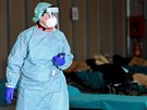 Lékařka se stará o nakažené v nemocnici v italském městě Brescia. (13. března...