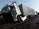 Po dopravní nehod s osobním vlakem zstal kamion na kolech, na kolejovém...