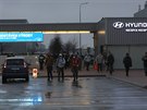 Pracovníci noovické automobilky Hyundai po noní smn 21. bezna 2020 ráno...