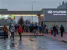 Pracovníci noovické automobilky Hyundai po noní smn 21. bezna 2020 ráno...