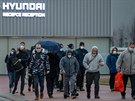 Pracovnci noovick automobilky Hyundai po non smn 21. bezna 2020 rno...
