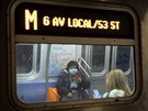 Cestující newyorské podzemky se chrání ped nákazou koronavirem. (19. bezna...
