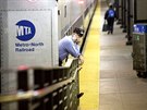 Strojvedoucí metra vyhlíí cestující ve stanici Grand Central Terminal na Park...