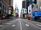 Prázdná ulice nedaleko newyorského Times Square (19. bezna 2020)