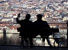 Osamocen turist sleduj panorama Prahy z Kinskho zahrady (17. bezna 2020)
