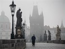 Turistka prochz po oputnm Karlov most v Praze. (18. bezna 2020)