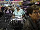 eny nakupují zásoby potravin v supermarketu v jihoafrickém Johannesburgu. (25....