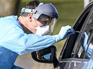 Zdravotník odebírá biologické vzorky řidičce v německém Borstelu. (24. března...