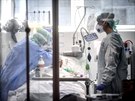 Lékai oetují mue nakaeného onemocnním COVID-19 v nemocnici v italském...