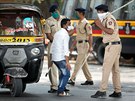 Indický policista trestá idie riki, který poruil celostátní zákaz...