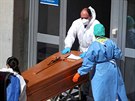 Pracovníci pohřební ústavu odvážejí z márnice španělské nemocnice Severo Ochoa...