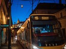 Večerní tramvaj na pražské Malé Straně. (26. března 2020)